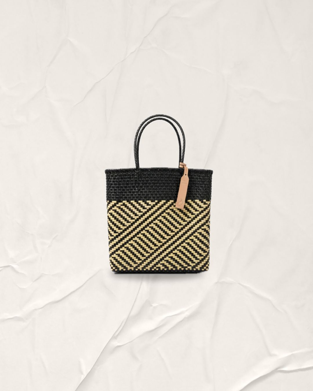 Handmade Selaras Bag with Indonesian ladder pattern and recycled plastic material, size M short handle.