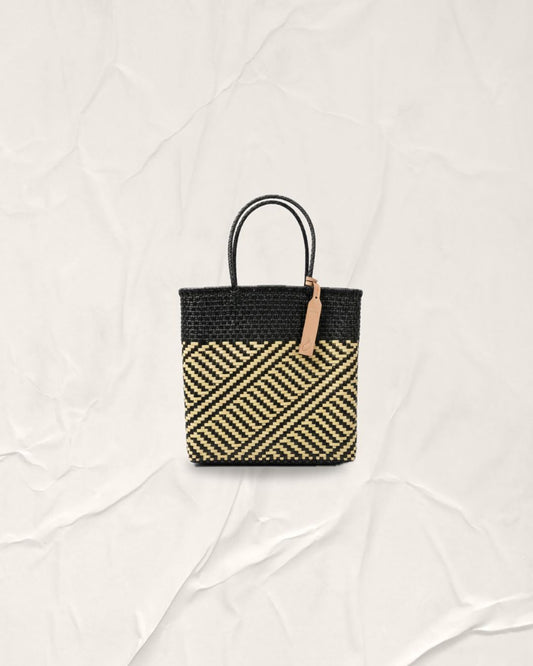 Handmade Selaras Bag with Indonesian ladder pattern and recycled plastic material, size M short handle.