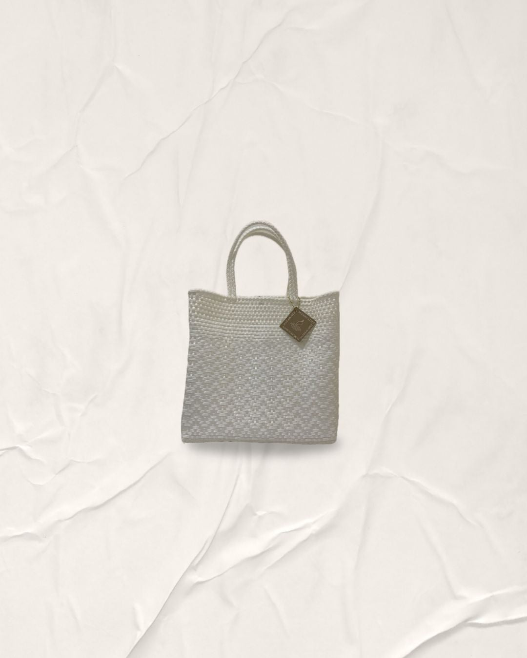 Mercado anyam Woven handbag with a textured pattern on a white background